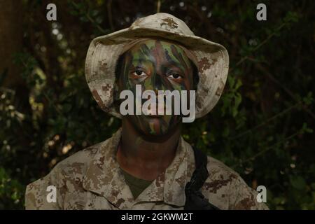 Recrue Sonya Wilson, avec la compagnie de novembre, 4e Bataillon de formation de recrue, pose pour une photo après une couverture et un cours de dissimulation sur le corps de Marine recrue Depot Parris Island, L.C. 11 juillet 2021. La classe a enseigné aux recrues comment appliquer les trois modèles de base du camouflage individuel : le splatching, le striping, et le splatching et le striping. Banque D'Images