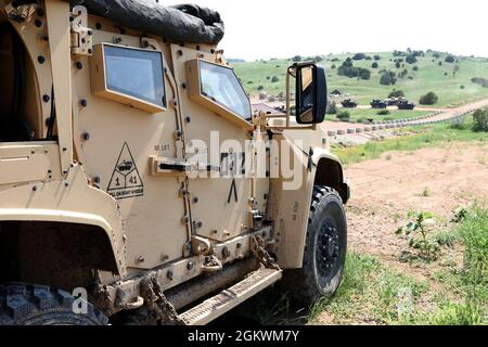 Un véhicule tactique léger conjoint est stationné en surplomb des exercices de tir en direct de peloton le 11 juillet à fort Carson, CoO. les qualifications de tir en direct garantissent que les soldats de stallwart sont formés et prêts à se battre à un moment donné. Banque D'Images
