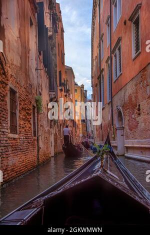 Venise, Italie - 13 juin 2016 : télécabine passant lentement à travers les canaux étroits qui engloutissent la ville de Venise en Italie. Banque D'Images