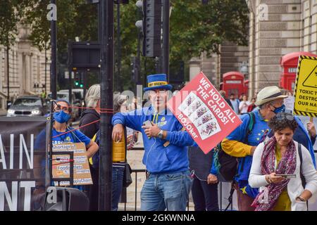 Londres, Royaume-Uni. 15 septembre 2021. Un manifestant, Steve Bray, également connu sous le nom de « r Stop Brexit », détient un écriteau qui indique « nous tenons toutes les cartes » pendant la manifestation.des manifestants se sont rassemblés devant le Parlement pour protester contre Boris Johnson, le gouvernement conservateur et le Brexit. Crédit : SOPA Images Limited/Alamy Live News Banque D'Images