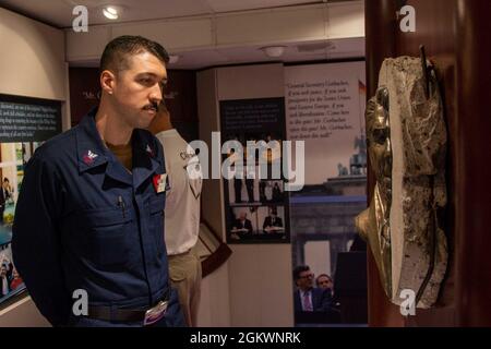 210712-N-RC359-1042 GOLFE D'ADEN (le 12 juillet 2021) – Spécialiste du personnel de première classe Ethan Elliott, affecté au Commandant de la Force opérationnelle (CTF) 70 voit une exposition du mur de Berlin dans le Musée Reagan à bord du porte-avions USS Ronald Reagan (CVN 76) dans le golfe d'Aden, juillet 12. Ronald Reagan est déployé dans la zone d'opérations de la 5e flotte des États-Unis à l'appui des opérations navales afin d'assurer la stabilité et la sécurité maritimes dans la région centrale, reliant la Méditerranée et le Pacifique par l'océan Indien occidental et trois points d'étranglement stratégiques. Banque D'Images