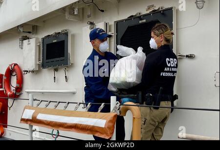 L'équipage de la Garde côtière Joseph Tezanos décharge près de 15 millions de dollars de cocaïne et transfère la garde de deux contrebandiers présumés à la base de la Garde côtière San Juan le 12 juillet 2021. Le Cutter Joseph Tezanos, avec l'aide d'un avion multirôle d'opérations aériennes et maritimes (OMA) des douanes et de la protection des frontières (CBP), a interdiqué un navire à grande vitesse dans les eaux du passage de Mona le 10 juillet 2021, Ce qui a entraîné l'arrestation des passeurs et la saisie de 502 kilogrammes de cocaïne. L'interdiction a résulté des efforts de plusieurs organismes pour appuyer l'amélioration de la c du Commandement Sud des États-Unis Banque D'Images