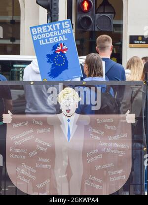 Londres, Royaume-Uni. 15 septembre 2021. Un manifestant portant un écriteau anti-Brexit se tient derrière une bannière critique envers Boris Johnson pendant la manifestation. Des manifestants se sont rassemblés devant les chambres du Parlement pour protester contre Boris Johnson, le gouvernement conservateur et le Brexit. (Photo de Vuk Valcic/SOPA Images/Sipa USA) crédit: SIPA USA/Alay Live News Banque D'Images