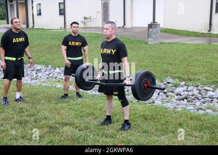 Sgt. Commandement Le Maj. Michael Perry, conseiller principal inscrit, 1st Theatre Surestenment Command, tente la partie de la levée d'mort d'une session d'entraînement de circuit le 13 juillet 2020 à fort KNOX, Kentucky. La séance de formation a été organisée par le 1er TSC lors d'une visite du Sgt de commandement. Le Maj. Brian Hester, conseiller principal inscrit, Centre de l'Armée des États-Unis, qui a reconnu les soldats du 1er TSC pour leur contribution à la mission d'ARCENT. Banque D'Images