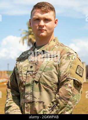 Q: Quel est votre nom, votre ville natale, votre unité et votre MOS ? R: Mon nom est SPC. Christian Stidham, et je suis de Cincinnati, Ohio. Je suis spécialiste des technologies de l'information (MOS-25B) de la Garde nationale de l'Ohio, 174e Brigade d'artillerie de défense aérienne. Q: Pourquoi avez-vous enrôlé dans l'armée américaine? R: Ma ligne de famille remonte à la Révolution américaine. Je voulais faire partie de quelque chose de plus grand que moi et rendre ma famille fière en maintenant la tradition militaire. Q: Est-ce votre première fois à Guam? Parlez de vos fonctions pendant que vous êtes ici. R: Je ne connais pas les détails de ce que je fais encore, mais Banque D'Images