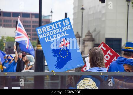 Londres, Royaume-Uni. 15 septembre 2021. Un manifestant tient un écriteau anti-Brexit pendant la manifestation.des manifestants se sont rassemblés devant les chambres du Parlement pour protester contre Boris Johnson, le gouvernement conservateur et le Brexit. (Photo de Vuk Valcic/SOPA Images/Sipa USA) crédit: SIPA USA/Alay Live News Banque D'Images