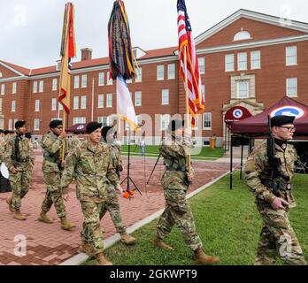 Soldats du 1er Sgt de la garde couleur et du commandement du Commandement du soutien du Théâtre. Le Maj. Michael J. Perry, III, conseiller principal inscrit, 1er TSC retire les couleurs à la fin de la cérémonie de passation de commandement entre le Maj. Général John P. Sullivan, commandant sortant, 1er TSC, et le Maj. Général Michel M. Russell, Sr., commandant entrant, 1er TSC, juillet 13, 2021 à l'extérieur de Fowler Hall à fort KNOX, Kentucky. Banque D'Images