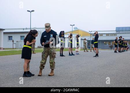 Les élèves de la 7e Académie des officiers non commissionnés de l'Armée pratiquent des exercices de préparation physique 13 juillet 2021, Camp Normandy, Allemagne. La 7e mission de l’AOC de l’Armée de terre consiste à former et à former de futurs leaders qui sont adaptatifs, disciplinés et prêts à diriger efficacement au niveau de l’équipe et de l’équipe. Banque D'Images