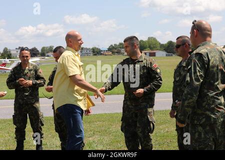 Le sénateur de l’État de Pennsylvanie, Doug Matriano, du 33e district de Pennsylvanie, accueille le contingent du programme de partenariat entre la Garde nationale du New Jersey et les Forces armées albanaises après l’atterrissage à l’aéroport régional de Gettysburg, comté d’Adams, Pennsylvanie, le 12 juillet 2021. La Garde nationale du New Jersey et l'Albanie participent depuis 2001 au Programme de partenariat avec l'État de la Garde nationale. Le Programme de partenariat avec les États de la Garde nationale est un programme du ministère de la Défense des États-Unis géré par la Garde nationale qui relie les États américains aux pays partenaires du monde entier dans le but de soutenir la sécurité Banque D'Images