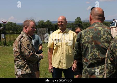 Le sénateur de l’État de Pennsylvanie, Doug Matriano, du 33e district de Pennsylvanie, accueille le contingent du programme de partenariat entre la Garde nationale du New Jersey et les Forces armées albanaises après l’atterrissage à l’aéroport régional de Gettysburg, comté d’Adams, Pennsylvanie, le 12 juillet 2021. La Garde nationale du New Jersey et l'Albanie participent depuis 2001 au Programme de partenariat avec l'État de la Garde nationale. Le Programme de partenariat avec les États de la Garde nationale est un programme du ministère de la Défense des États-Unis géré par la Garde nationale qui relie les États américains aux pays partenaires du monde entier dans le but de soutenir la sécurité Banque D'Images