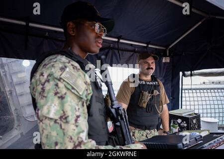 210712-N-RL695-1014 PONCE, PORTO RICO - (le 12 juillet 2021) -- le lieutenant Peyton Cole, à droite, et le compagnon de Gunner's, 3e classe Devunte Williams, affecté au navire de combat littoral Freedom-variant USS Sioux City (LCS 11), se tiennent à quai à Port Ponce, Puerto Rico pour une disponibilité de maintenance prévue (PMAV, 12 juillet 2021). Sioux City est déployée dans la zone d’opérations de la 4e flotte des États-Unis pour appuyer la mission de la Force opérationnelle interagences conjointe Sud, qui comprend des missions de lutte contre le trafic illicite de drogues dans les Caraïbes et le Pacifique oriental. Banque D'Images