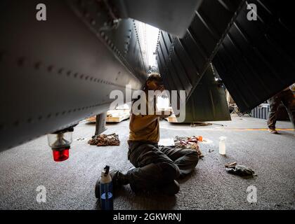 210712-N-RL695-1057 PONCE, PORTO RICO - (le 12 juillet 2021) -- Eric Root, mécanicien de structure de 2e classe, affecté aux « Chevaliers de mer » de l'escadron de combat de la mer (HSC) 22, détachement 3, effectue l'entretien d'un navire de combat MH-60S Seahawk, à bord du navire de combat littoral Freedom-variant USS Sioux City (LCS 11), Alors que le navire est à Port Ponce, Porto Rico pour une disponibilité de maintenance planifiée (PMAV), le 12 juillet 2021. Sioux City est déployée dans la zone d’opérations de la 4e flotte des États-Unis pour appuyer la mission de la Force opérationnelle interagences conjointe Sud, qui comprend des missions de lutte contre le trafic de drogues illicites Banque D'Images
