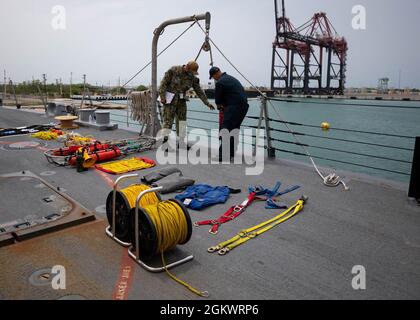 210712-N-RL695-1073 PONCE, PORTO RICO - (le 12 juillet 2021) -- le navire de combat littoral de la variante Freedom USS Sioux City (LCS 11) participe aux inspections MOB-S alors que le navire se trouve à Port Ponce (Puerto Rico) pour une disponibilité d'entretien prévue (PMAV), le 12 juillet 2021. Sioux City est déployée dans la zone d’opérations de la 4e flotte des États-Unis pour appuyer la mission de la Force opérationnelle interagences conjointe Sud, qui comprend des missions de lutte contre le trafic illicite de drogues dans les Caraïbes et le Pacifique oriental. Banque D'Images