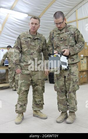 L'Adjudant-chef 2 Anthony Meneely, à gauche, technicien en guerre électronique de la Force opérationnelle Phoenix, instruit le SPC. Curtis Hicks, de la Garde nationale du Tennessee, 1er Bataillon d'artillerie de campagne, sur l'exploitation d'un système de guerre improvisée contre-commandé par radio à dispositif explosif (ÉQUIPAGE) au Camp Buehring, au Koweït. Banque D'Images