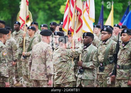 Sgt. Commandement Le Maj. Michael J. Perry, III, conseiller principal inscrit, 1st Theatre Surestenment Command récupère les couleurs de l'unité de la garde des couleurs lors d'une cérémonie de changement de commandement à fort KNOX, Kentucky, le 13 juillet 2021. Au cours de la cérémonie, le général de division Michel M. Russell, Sr. A pris le commandement du 1er TSC du général de division John P. Sullivan devant un auditoire de dirigeants actuels et anciens, de membres de la communauté, de membres de la famille et de soldats du 1er TSC. Banque D'Images