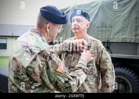 Le lieutenant général Terry R. Ferrell, commandant général de l'armée centrale des États-Unis, remet la Médaille du service distingué au général John P. Sullivan, commandant général du 1er TSC, à fort KNOX, Kentucky le 13 juillet, 2021. Sullivan a reçu le prix en reconnaissance de ses deux années de commandement du 1er TSC et de tout le travail dur et le succès que l'unité a accompli sous sa direction. Banque D'Images