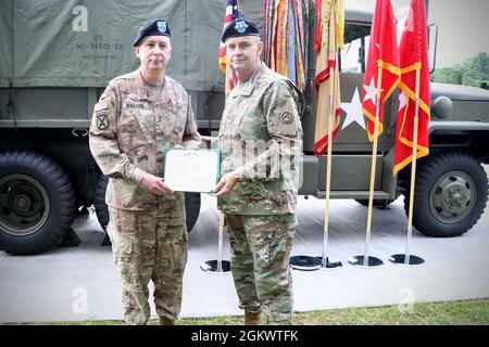 Le lieutenant général Terry R. Ferrell, commandant général de l'armée centrale des États-Unis, présente le certificat de la Médaille du service distingué au général John P. Sullivan, commandant général, 1er TSC, à fort KNOX, Kentucky le 13 juillet, 2021. Sullivan a reçu le prix en reconnaissance de ses deux années de commandement du 1er TSC et de tout le travail dur et le succès que l'unité a accompli sous sa direction. Banque D'Images