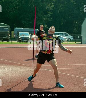Lcpl. Armée britannique Peter Arnold lance un javelot au Stadion Miejski MOSIR à Giżycko, Pologne le 13 juillet 2021. Le groupe de combat Pologne comptait 40 concurrents représentant l'armée des États-Unis, l'armée britannique et les forces terrestres roumaines pour participer à l'épreuve sur piste et sur le terrain, qui comprenait des courses de 100 mètres, 400 mètres, 800 mètres et 4 X 400 mètres ainsi que des compétitions de lancer de javelot, de tir et de saut long. L'événement inaugral multinational de piste et de terrain a eu lieu pour célébrer le 27e anniversaire de la 15e Brigade mécanisée des Forces terrestres polonaises. La 15e Brigade mécanisée a un partenariat multinational de longue date avec Batt Banque D'Images