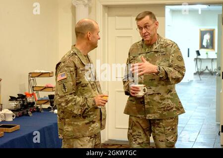 Le général Terry Ferrell, commandant général, Centre de l'Armée des États-Unis, parle avec un invité à la réception de changement de commandement du général de division Michel M. Russell, Sr., commandant général, 1er Commandement du maintien du Théâtre, Qui a pris le commandement de l'unité du général John P. Sullivan lors d'une cérémonie tenue le 13 juillet 2021 à fort KNOX, Kentucky. Banque D'Images