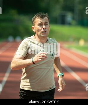 Forces terrestres de Roumanie Cpl. Daniel Balan court vers la ligne d'arrivée pendant la course de 400 mètres à Stadion Miejski MOSIR à Giżycko, Pologne 13 juillet 2021. Le groupe de combat Pologne comptait 40 concurrents représentant l'armée des États-Unis, l'armée britannique et les forces terrestres roumaines pour participer à l'épreuve sur piste et sur le terrain, qui comprenait des courses de 100 mètres, 400 mètres, 800 mètres et 4 X 400 mètres ainsi que des compétitions de lancer de javelot, de tir et de saut long. L'événement inaugral multinational de piste et de terrain a eu lieu pour célébrer le 27e anniversaire de la 15e Brigade mécanisée des Forces terrestres polonaises. La 15e Brigade mécanisée a un long Banque D'Images