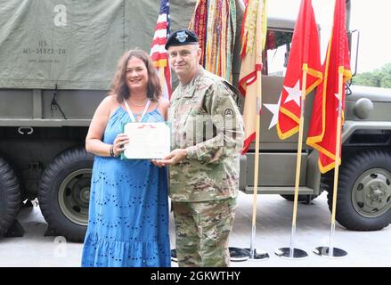 Le lieutenant-général Terry R. Ferrell, commandant de la centrale militaire des États-Unis, présente le certificat de la Médaille supérieure de la fonction publique à Jennifer Sullivan lors d'une cérémonie de remise des prix tenue le 13 juillet 2021 à fort KNOX, Kentucky. Sullivan a reçu le prix reconnaissant ses deux années de soutien au commandement du 1er TSC. Banque D'Images