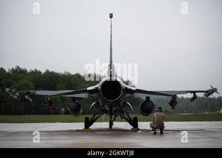 Le 1er lieutenant de la US Air Force, Joshua utter, pilote Fighting Falcon F-16 affecté au 112e Escadron de chasseurs, Et le premier Airman Joshua Buchenberg, chef d'équipage du F-16 affecté au 180ème Escadron de maintenance d'aéronefs avant le vol F-16 lors de l'expérience de dominance globale de l'information 3 en conjonction avec l'événement Architecture Demonstration and Evaluation 5 avant un vol au départ du Centre d'entraînement de préparation au combat d'Alpena, Alpena, Michigan, le 13 juillet 2021. Le Commandement de la défense aérospatiale de l'Amérique du Nord et le Commandement du Nord des États-Unis, en partenariat avec les onze commandements des combattants, ont dirigé le troisième d'une série de Banque D'Images