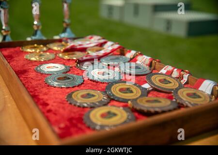 Les médailles sont prêtes à être présentées aux compétitions de piste et de terrain au Stadion Miejski MOSIR à Giżycko, Pologne le 13 juillet 2021. Le groupe de combat Pologne comptait 40 concurrents représentant l'armée des États-Unis, l'armée britannique et les forces terrestres roumaines pour participer à l'épreuve sur piste et sur le terrain, qui comprenait des courses de 100 mètres, 400 mètres, 800 mètres et 4 X 400 mètres ainsi que des compétitions de lancer de javelot, de tir et de saut long. L'événement inaugral multinational de piste et de terrain a eu lieu pour célébrer le 27e anniversaire de la 15e Brigade mécanisée des Forces terrestres polonaises. La 15e Brigade mécanisée a un partenaire multinational de longue date Banque D'Images