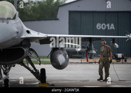 Le 1er lieutenant de la US Air Force, Joshua utter, pilote Fighting Falcon F-16 affecté au 112e Escadron de chasseurs, Et le premier Airman Joshua Buchenberg, chef d'équipage du F-16 affecté au 180ème Escadron de maintenance d'aéronefs avant le vol F-16 lors de l'expérience de dominance globale de l'information 3 en conjonction avec l'événement Architecture Demonstration and Evaluation 5 avant un vol au départ du Centre d'entraînement de préparation au combat d'Alpena, Alpena, Michigan, le 13 juillet 2021. Le Commandement de la défense aérospatiale de l'Amérique du Nord et le Commandement du Nord des États-Unis, en partenariat avec les onze commandements des combattants, ont dirigé le troisième d'une série de Banque D'Images