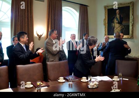 Le président Barack Obama est applaudi alors qu'il salue le représentant américain au commerce Ron Kirk à son arrivée pour une réunion du Cabinet dans la salle du Cabinet de la Maison Blanche, le 3 mai 2011. Le Président a été félicité pour le succès de la mission contre Oussama ben Laden. (Photo officielle de la Maison Blanche par Pete Souza) cette photo officielle de la Maison Blanche est disponible uniquement pour publication par les organismes de presse et/ou pour impression personnelle par le(s) sujet(s) de la photo. La photographie ne peut être manipulée d'aucune manière et ne peut pas être utilisée dans des documents commerciaux ou politiques, des publicités, Banque D'Images