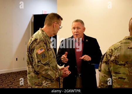 Le lieutenant général Terry Ferrell, commandant général de l'Armée centrale des États-Unis, parle à un invité lors de la réception de changement de commandement à la suite de la cérémonie où le général Michel M. Russell Sr. A assumé le commandement du 1er Commandement du soutien du théâtre auprès du général John P. Sullivan, le 13 juillet 2021 à fort KNOX, Kentucky. Banque D'Images