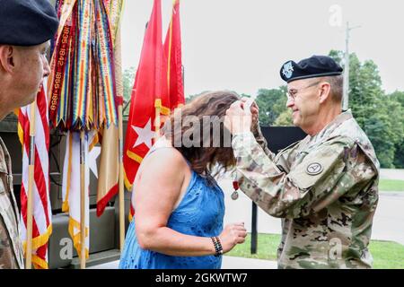 Le lieutenant-général Terry R. Ferrell, commandant de la centrale militaire des États-Unis, remet la Médaille supérieure de la fonction publique à Jennifer Sullivan lors d'une cérémonie de remise des prix tenue le 13 juillet 2021 à fort KNOX, Kentucky. Sullivan a reçu le prix reconnaissant ses deux années de soutien au commandement du 1er TSC. Banque D'Images