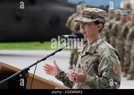 Le lieutenant-colonel Pearl Christensen de l'armée américaine, 601e commandant du bataillon de soutien de l'aviation, 1re Brigade de l'aviation de combat, parle aux soldats du 1er CAB lors d'une cérémonie de changement de commandement à l'aérodrome de l'armée d'Illesheim, en Allemagne, le 13 juillet 2021. Ce furent les premières remarques de Christensen en tant que 601e commandant. Banque D'Images