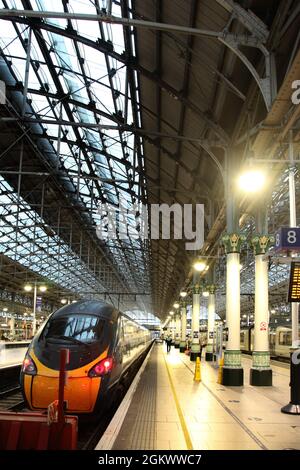 Avanti West Coast Class 390 Pendolino train à la gare Manchester Piccadilly, Royaume-Uni. Banque D'Images