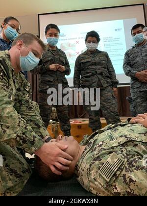 210713-N-N3764-1002 GUATEMALA CITY - (13 juillet 2021) – Andrew Fay, 2e classe de l'hôpital Corpsman, fait preuve de manœuvres adéquates de poussée de la mâchoire et de soulèvement du menton lors d'une formation de familiarisation avec les soins tactiques aux victimes de combat (TCCC) à Guatemala City, au Guatemala, dans le cadre du déploiement de l'équipe d'engagement médical de Southern Partnership Station 2021, le 13 juillet 2021. La poussée de la mâchoire et le soulèvement du menton sont deux manœuvres enseignées dans le TCCC pour aider un patient à respirer ou pour optimiser les respirations chez un patient inconscient. Southern Partnership Station est une série annuelle de déploiements de la marine américaine, axés sur l'échange d'experts en la matière Banque D'Images