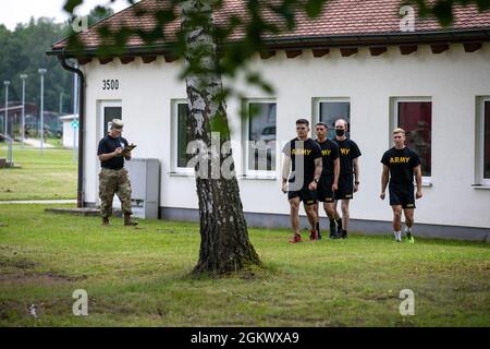 Les élèves de la 7e Académie des officiers non commissionnés de l'Armée pratiquent des exercices et des commandements de marchage le 13 juillet 2021, Camp Normandy, Allemagne. La 7e mission de l’AOC de l’Armée de terre consiste à former et à former de futurs leaders qui sont adaptatifs, disciplinés et prêts à diriger efficacement au niveau de l’équipe et de l’équipe. Banque D'Images