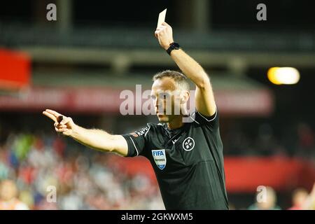Grenade, Espagne. 28 août 2021. L'arbitre Guillermo Cuadra Fernandez tient une carte jaune pendant le match de la Liga Santander entre Granada CF et Real Betis au stade Nuevo Los Carmenes.(final Score; Granada CF 1:2 Real Betis). Crédit : SOPA Images Limited/Alamy Live News Banque D'Images