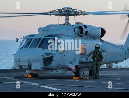 210713-N-LK647-2201 OCÉAN ATLANTIQUE (13 juin 2021) l'équipage d'un hélicoptère Seahawk SH-60B de la Marine espagnole ravitaillent à bord de l'USS Hershel 'Woody' Williams (ESB 4) lors d'une opération d'entraînement, le 13 juillet 2021. Hershel 'Woody' Williams est en cours de déploiement prévu dans la zone d'exploitation de la Sixième flotte des États-Unis pour soutenir les intérêts nationaux et la sécurité des États-Unis en Europe et en Afrique. Banque D'Images