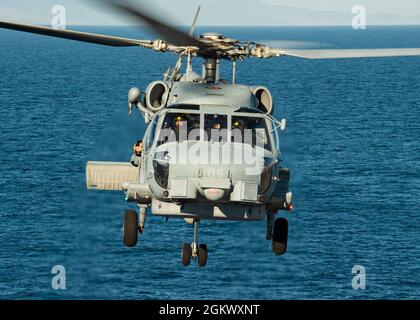 210713-N-LK647-2099 OCÉAN ATLANTIQUE (13 juin 2021) Un hélicoptère Seahawk SH-60B de la Marine espagnole se prépare à atterrir à bord de l'USS Hershel Woody Williams (ESB 4) au cours d'une opération d'entraînement, le 13 juin 2021. Hershel 'Woody' Williams est en cours de déploiement prévu dans la zone d'exploitation de la Sixième flotte des États-Unis pour soutenir les intérêts nationaux et la sécurité des États-Unis en Europe et en Afrique. Banque D'Images