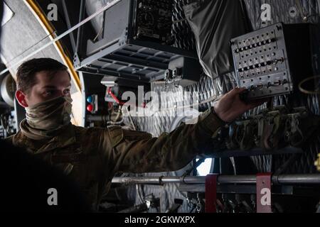 Le chef de la Force aérienne des États-Unis, M. Brian Desreuisseau, directeur de charge du 15e Escadron des opérations spéciales, démontre comment les lumières intérieures fonctionnent sur un MC-130H combat talon II pour le personnel du Commandement des opérations spéciales des États-Unis à Hurburt Field, en Floride, le 13 juillet 2021. Le MC-130H est équipé de radars de suivi de terrain et d'évitement de terrain qui facilitent les missions d'infiltration, d'exfiltration et de réapprovisionnement dans le monde entier. Banque D'Images