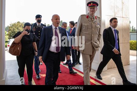 Le 14 juillet 2021, le Brigadier-général Richard Bell, commandant adjoint, Force opérationnelle interarmées combinée – opération Incomplete Resolve rencontre le président de la région du Kurdistan Iraq de Nechirvan Barzani pour discuter du soutien continu aux forces de Peshmerga dans le cadre des efforts visant à démanteler les organisations terroristes. Le CJTF-OIR est la coalition mondiale qui déploie des efforts sans fin pour vaincre l'EI en Irak et en Syrie. Banque D'Images