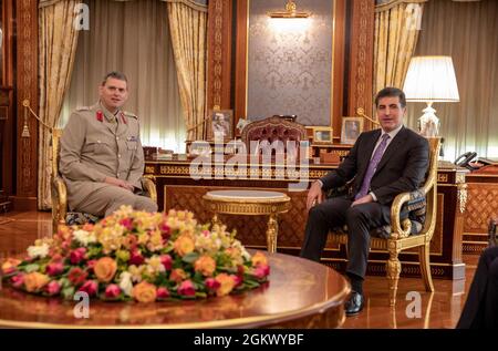 Le 14 juillet 2021, le Brigadier-général Richard Bell, commandant adjoint, Force opérationnelle interarmées combinée – opération Incomplete Resolve rencontre le président de la région du Kurdistan Iraq de Nechirvan Barzani pour discuter du soutien continu aux forces de Peshmerga dans le cadre des efforts visant à démanteler les organisations terroristes. Le CJTF-OIR est la coalition mondiale qui déploie des efforts sans fin pour vaincre l'EI en Irak et en Syrie. Banque D'Images