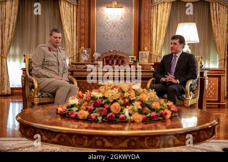 Le 14 juillet 2021, le Brigadier-général Richard Bell, commandant adjoint, Force opérationnelle interarmées combinée – opération Incomplete Resolve rencontre le président de la région du Kurdistan Iraq de Nechirvan Barzani pour discuter du soutien continu aux forces de Peshmerga dans le cadre des efforts visant à démanteler les organisations terroristes. Le CJTF-OIR est la coalition mondiale qui déploie des efforts sans fin pour vaincre l'EI en Irak et en Syrie. Banque D'Images