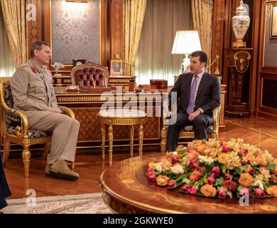 Le 14 juillet 2021, le Brigadier-général Richard Bell, commandant adjoint, Force opérationnelle interarmées combinée – opération Incomplete Resolve rencontre le président de la région du Kurdistan Iraq de Nechirvan Barzani pour discuter du soutien continu aux forces de Peshmerga dans le cadre des efforts visant à démanteler les organisations terroristes. Le CJTF-OIR est la coalition mondiale qui déploie des efforts sans fin pour vaincre l'EI en Irak et en Syrie. Banque D'Images