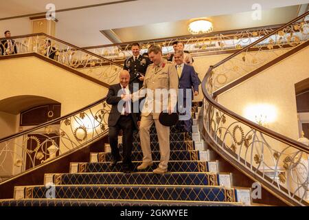 Le 14 juillet 2021, le Brigadier-général Richard Bell, commandant adjoint, Force opérationnelle interarmées combinée – opération Incomplete Resolve rencontre le président de la région du Kurdistan Iraq de Nechirvan Barzani pour discuter du soutien continu aux forces de Peshmerga dans le cadre des efforts visant à démanteler les organisations terroristes. Le CJTF-OIR est la coalition mondiale qui déploie des efforts sans fin pour vaincre l'EI en Irak et en Syrie. Banque D'Images