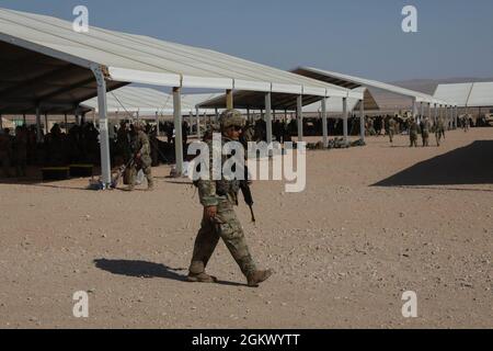 Les soldats affectés à la 45e équipe de combat de la Brigade d'infanterie se préparent à l'entraînement au Centre national d'entraînement de fort Irwin, Californie, le 14 juillet 2021. Les membres de la 45e équipe de l'IBCT sont au CNT dans le cadre de leur formation annuelle, qui offre la possibilité de mener des tâches individuelles, d'équipe et de peloton dans des environnements austères en vue de déploiements potentiels à l'étranger. Banque D'Images