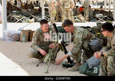 Les soldats affectés à la 45e équipe de combat de la Brigade d'infanterie se préparent à l'entraînement au Centre national d'entraînement de fort Irwin, Californie, le 14 juillet 2021. Les membres de la 45e équipe de l'IBCT sont au CNT dans le cadre de leur formation annuelle, qui offre la possibilité de mener des tâches individuelles, d'équipe et de peloton dans des environnements austères en vue de déploiements potentiels à l'étranger. Banque D'Images