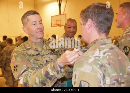 Bang. Le général Michael N. Cleveland, commandant du 66e commandement de la troupe, Garde nationale du Mississippi, attribue un prix à un soldat lors de la cérémonie de remise des prix COVID-19 au Camp Shelby, Mississippi, le 14 juillet 2021. Banque D'Images