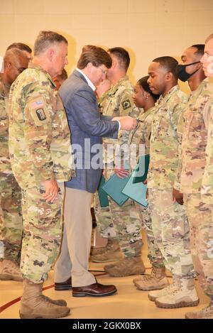 L'honorable Gov. Tate Reeves et le général de division Janson D. Boyles, adjudant général du Mississippi, décerne des prix PIN à des gardes du Mississippi pour leur service dans l'État pendant la mission COVID-19 lors d'une cérémonie de remise des prix à Hattiesburg, Mississippi, le 14 juillet 2021. Banque D'Images