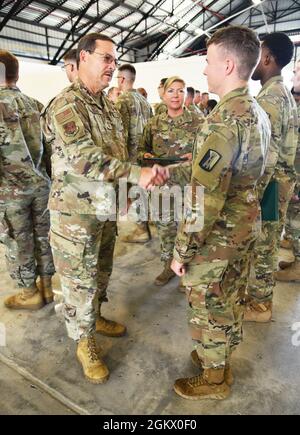 Général de division Mike Nabors, adjoint général adjoint du Mississippi - Air, Et le Sergent-chef Lynn Cole, le Sergent-chef du Commandement d'État de la Garde nationale aérienne du Mississippi, décerne des gardes-corps pour leur travail acharné et leur dévouement à la mission COVID-19 au Centre d'instruction sur la préparation au combat de Gulfport, Mississippi, le 14 juillet 2021. Banque D'Images