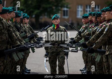 Des soldats des forces terrestres polonaises de la 15e Brigade mécanisée effectuent des exercices et des cérémonies à l'occasion du 27e anniversaire de l'unité à Gizycko, en Pologne, le 15 juillet 2021. En tant que l’une des unités sœurs du groupement tactique polonais au sein de la division multinationale nord-est, la 15e Brigade mécanisée permet la défense et la sécurité collectives. Banque D'Images